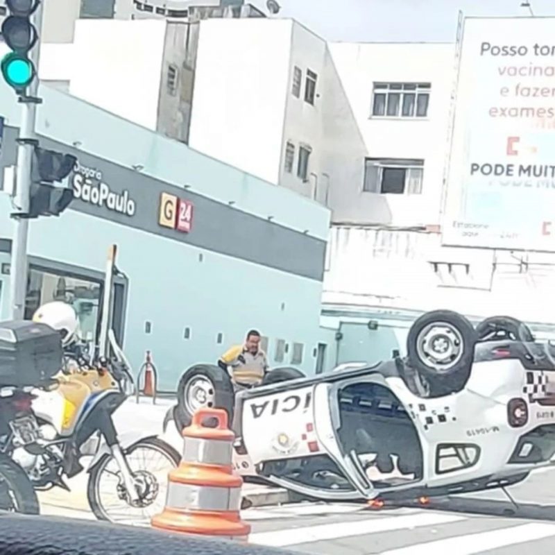 EM SANTO ANDRÉ, VIATURA DA PM CAPOTA APÓS COLISÃO COM CARRO