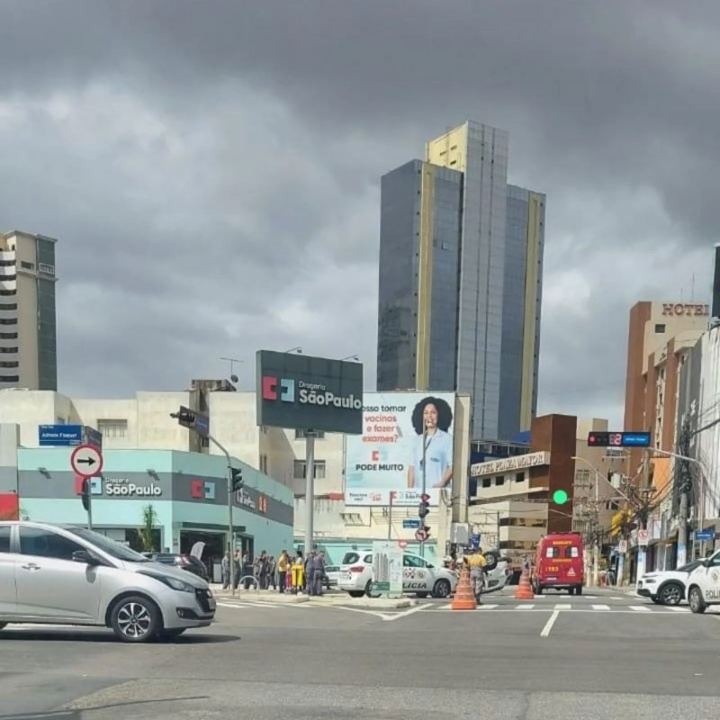 EM SANTO ANDRÉ, VIATURA DA PM CAPOTA APÓS COLISÃO COM CARRO