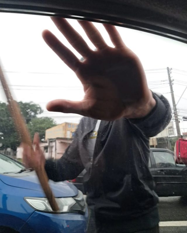 INTOLERÂNCIA NO TRÂNSITO: APÓS COLISÃO, CAMINHONEIRO DESTRÓI CARRO DE PASTOR COM PEDAÇO DE PAU