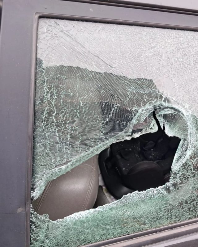 INTOLERÂNCIA NO TRÂNSITO: APÓS COLISÃO, CAMINHONEIRO DESTRÓI CARRO DE PASTOR COM PEDAÇO DE PAU