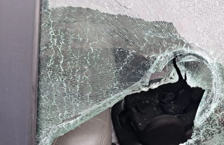 INTOLERÂNCIA NO TRÂNSITO: APÓS COLISÃO, CAMINHONEIRO DESTRÓI CARRO DE PASTOR COM PEDAÇO DE PAU