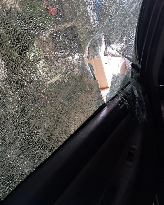 INTOLERÂNCIA NO TRÂNSITO: APÓS COLISÃO, CAMINHONEIRO DESTRÓI CARRO DE PASTOR COM PEDAÇO DE PAU