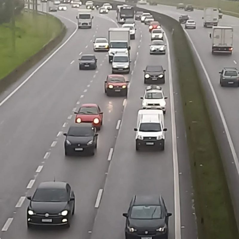 ACIDENTE DE MOTO DEIXA UMA VÍTIMA E CAUSA LENTIDÃO NA ANCHIETA
