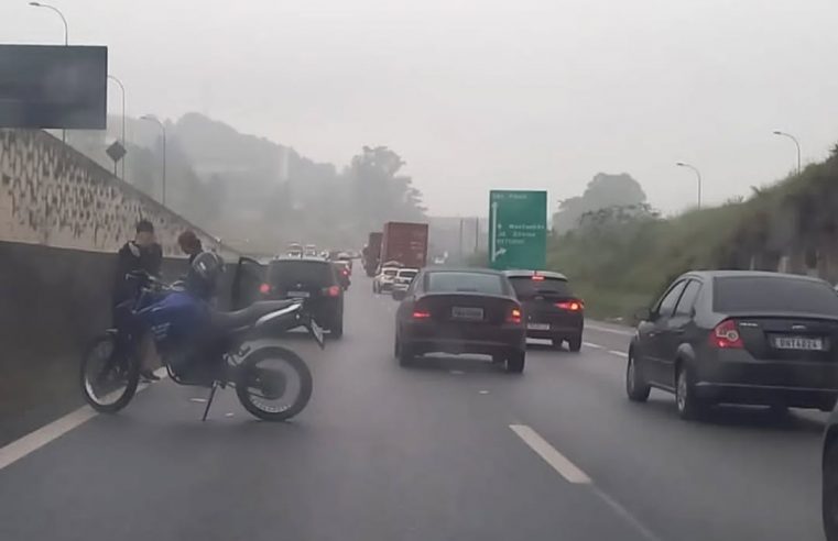 ACIDENTE DE MOTO DEIXA UMA VÍTIMA E CAUSA LENTIDÃO NA ANCHIETA