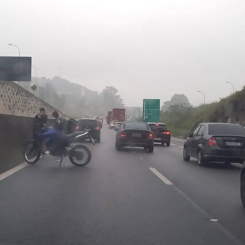 ACIDENTE DE MOTO DEIXA UMA VÍTIMA E CAUSA LENTIDÃO NA ANCHIETA