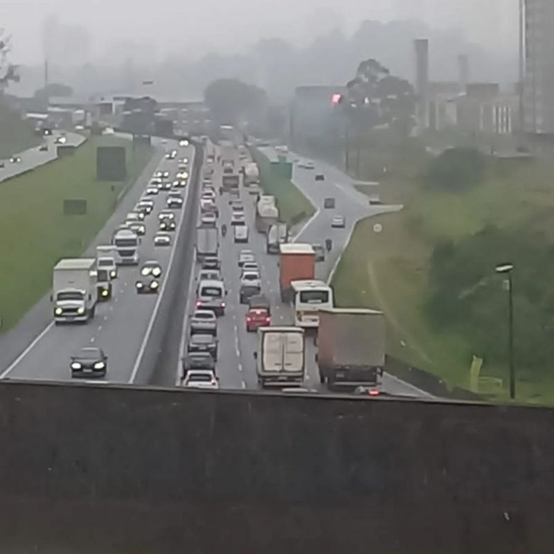 ACIDENTE DE MOTO DEIXA UMA VÍTIMA E CAUSA LENTIDÃO NA ANCHIETA