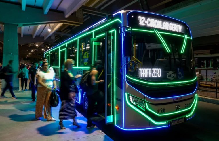 ÔNIBUS DE SÃO CAETANO GANHAM DECORAÇÃO DE NATAL