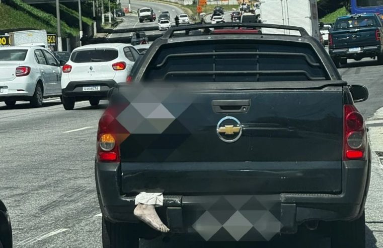 PÉ PARA FORA DE PORTA-MALAS NA ANCHIETA GERA DÚVIDAS: CASO DE POLÍCIA OU BRINCADEIRA?