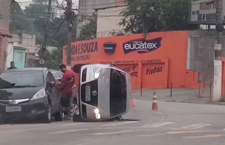 MOTORISTA CAPOTA CARRO NA ESTRADA GALVÃO BUENO