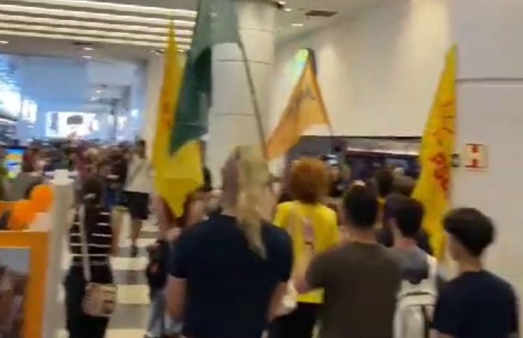 MANIFESTAÇÕES EM SHOPPINGS PEDEM REDUÇÃO DA JORNADA DE TRABALHO 6X1