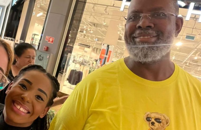 PÉRICLES PASSEIA EM SHOPPING DE SÃO BERNARDO E TIRA FOTO COM FÃ
