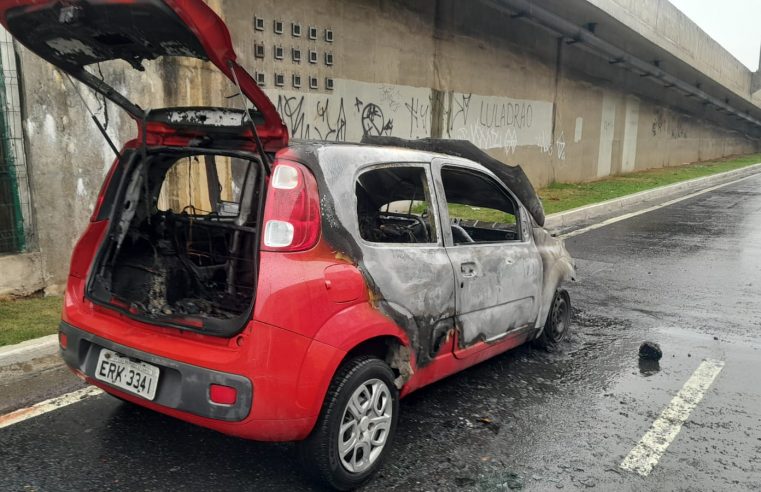 CARRO PEGA FOGO NA AVENIDA ROTARY E COMPLICA TRÂNSITO