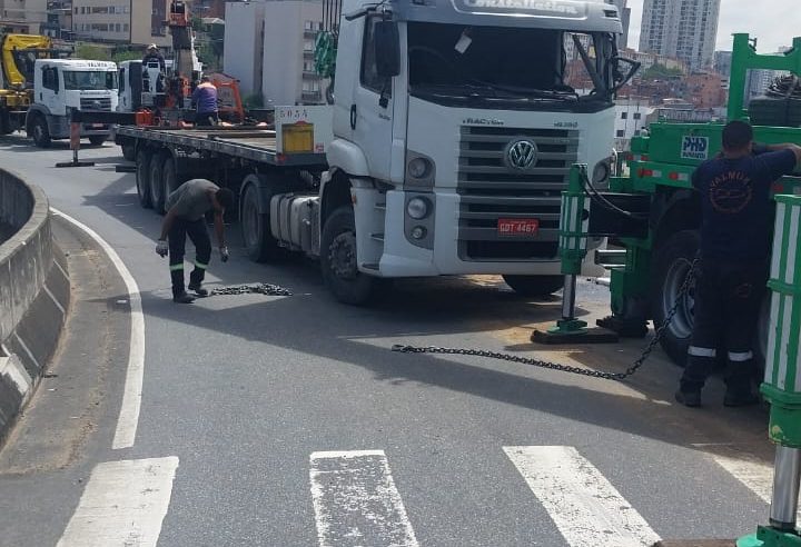 CARRETA QUE TOMBOU EM SÃO BERNARDO CARREGAVA CHASSI DE CAMINHÃO PARA A SCANIA