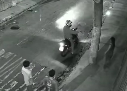 CRIMINOSO EM MOTO ASSALTA ESTUDANTE E EXIGE SENHA DE CELULAR NA VILA SÃO PEDRO