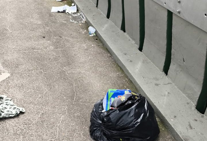 MORADORES GRAVAM LIXO ACUMULADO EM PASSARELA DO QUILÔMETRO 18 DA VIA ANCHIETA