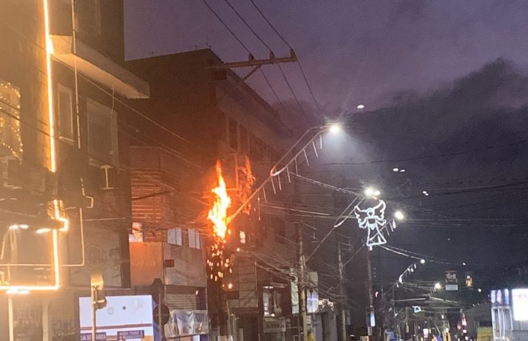 FIAÇÃO DE POSTE PEGA FOGO NA RUA MARECHAL