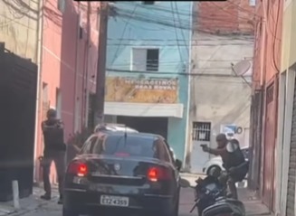 HOMEM FAZ DISPARO CONTRA EMPRESÁRIO DURANTE BRIGA DE TRÂNSITO E É PRESO PELA FORÇA TÁTICA NO RUDGE RAMOS