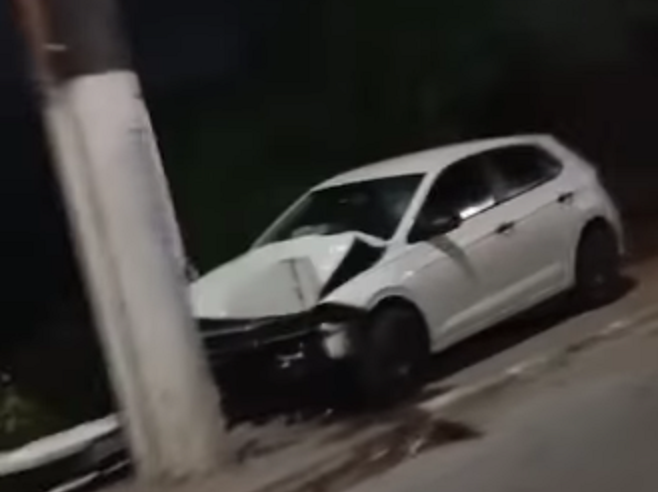 VÍDEO: CARRO ABANDONADO APÓS COLISÃO EM POSTE NA ESTRADA DOS ALVARENGAS