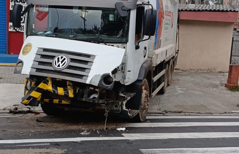 MOTORISTA EMBRIAGADO É PRESO APÓS COLIDIR COM CAMINHÃO DE LIXO NO RUDGE RAMOS