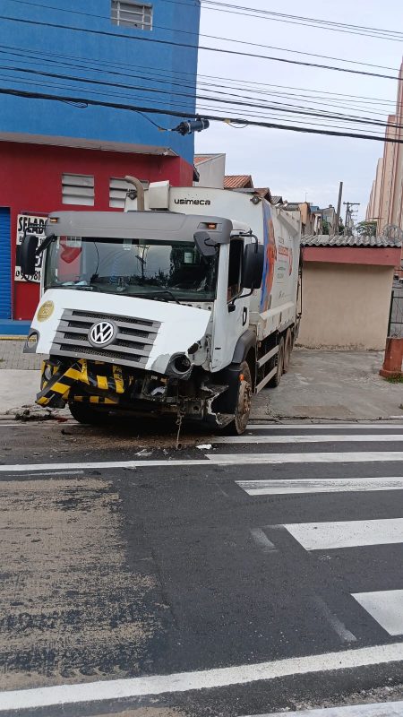 MOTORISTA EMBRIAGADO É PRESO APÓS COLIDIR COM CAMINHÃO DE LIXO NO RUDGE RAMOS
