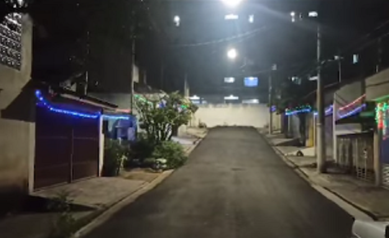 VIZINHOS DO JARDIM TRÊS MARIAS SE UNEM E ILUMINAM VÁRIAS CASAS EM CLIMA NATALINO