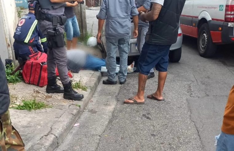MOTOBOY BATE EM CARRO, QUEBRA O PÉ E RELATA FURTO DE MOTO NA VILA SÃO PEDRO