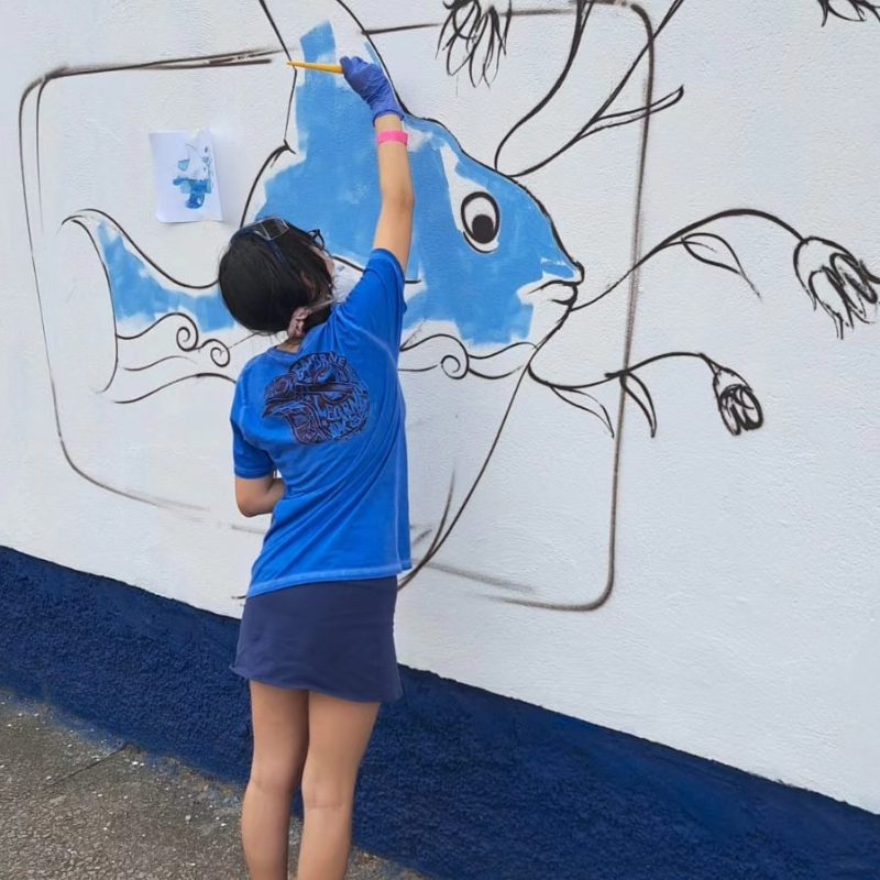 ALUNOS DE ESCOLA ESTADUAL PARTICIPAM DA RESTAURAÇÃO DE MURAL NA SCANIA EM SÃO BERNARDO