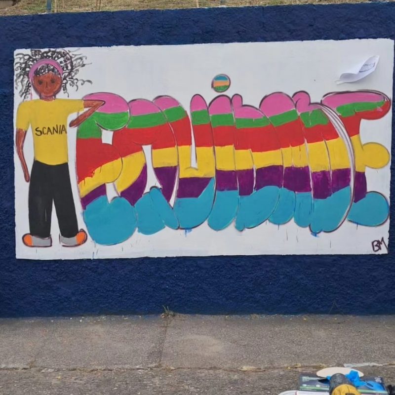 ALUNOS DE ESCOLA ESTADUAL PARTICIPAM DA RESTAURAÇÃO DE MURAL NA SCANIA EM SÃO BERNARDO