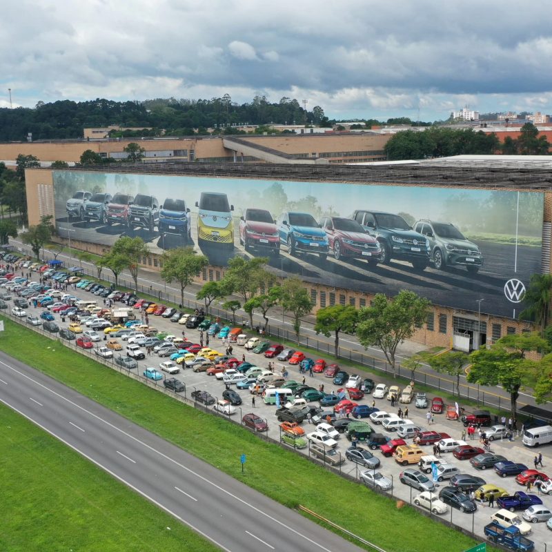 SOLIDARIEDADE: ENCONTRO DE CARROS CLÁSSICOS NO PÁTIO DA VOLKS ATRAI 10 MIL PESSOAS E ARRECADA 8 TONELADAS DE ALIMENTOS
