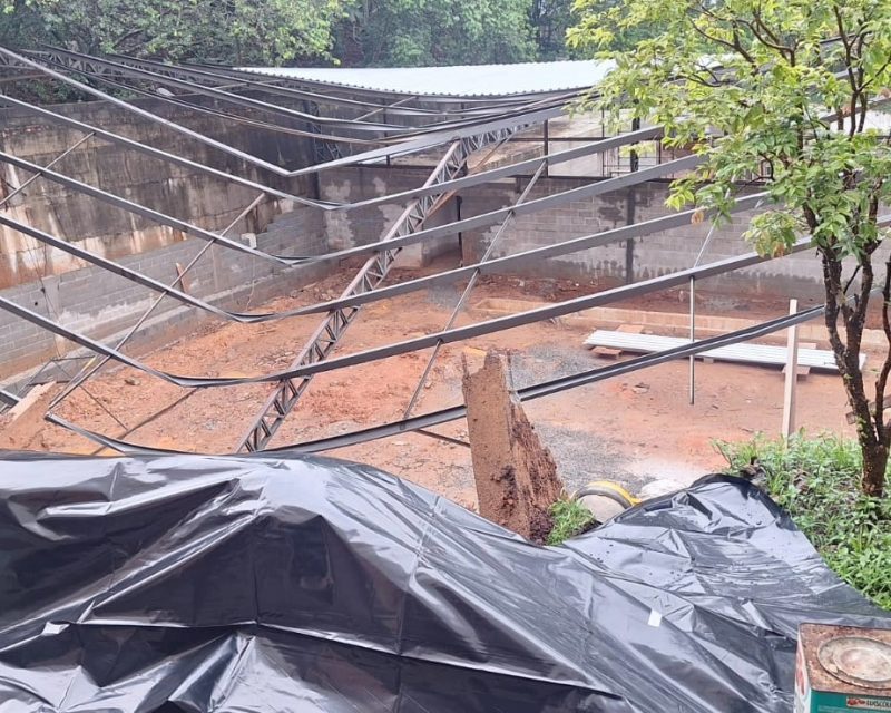 MURO DE CONDOMÍNIO DESABA DURANTE A MADRUGADA NO DEMARCHI