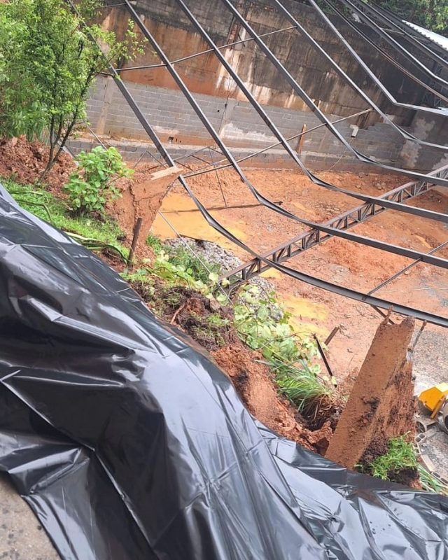 MURO DE CONDOMÍNIO DESABA DURANTE A MADRUGADA NO DEMARCHI