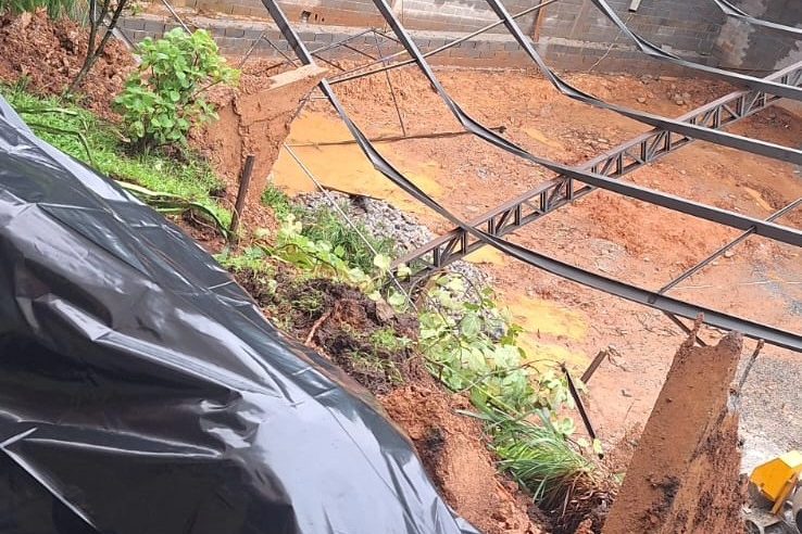 MURO DE CONDOMÍNIO DESABA DURANTE A MADRUGADA NO DEMARCHI