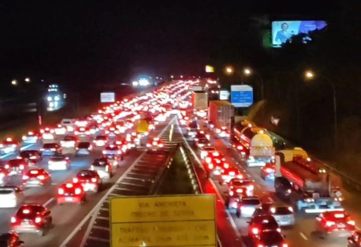 TRÁFEGO INTENSO NO SISTEMA ANCHIETA-IMIGRANTES NA NOITE DESTA SEXTA-FEIRA (27)