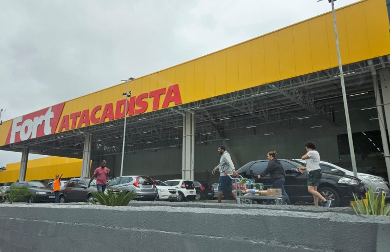 CONSUMIDORES FORMAM FILAS NO NOVA PETRÓPOLIS PARA INAUGURAÇÃO DO FORT ATACADISTA