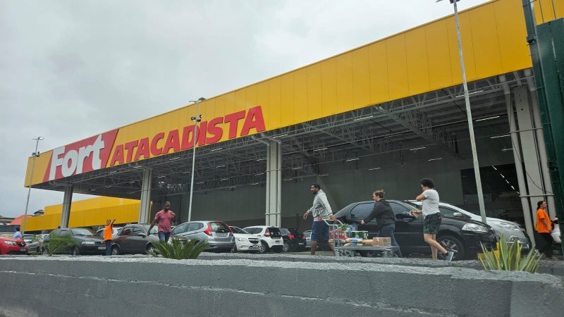 CONSUMIDORES FORMAM FILAS NO NOVA PETRÓPOLIS PARA INAUGURAÇÃO DO FORT ATACADISTA