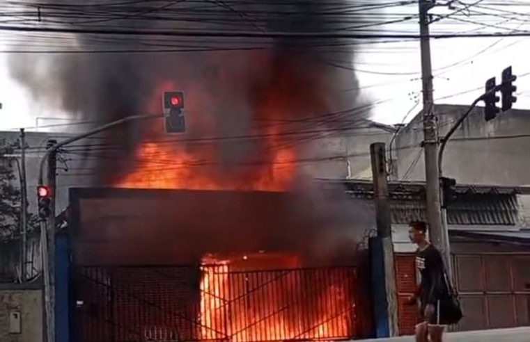 INCÊNDIO DE GRANDES PROPORÇÕES ATINGE INDÚSTRIA EM DIADEMA