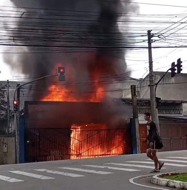 INCÊNDIO DE GRANDES PROPORÇÕES ATINGE INDÚSTRIA EM DIADEMA