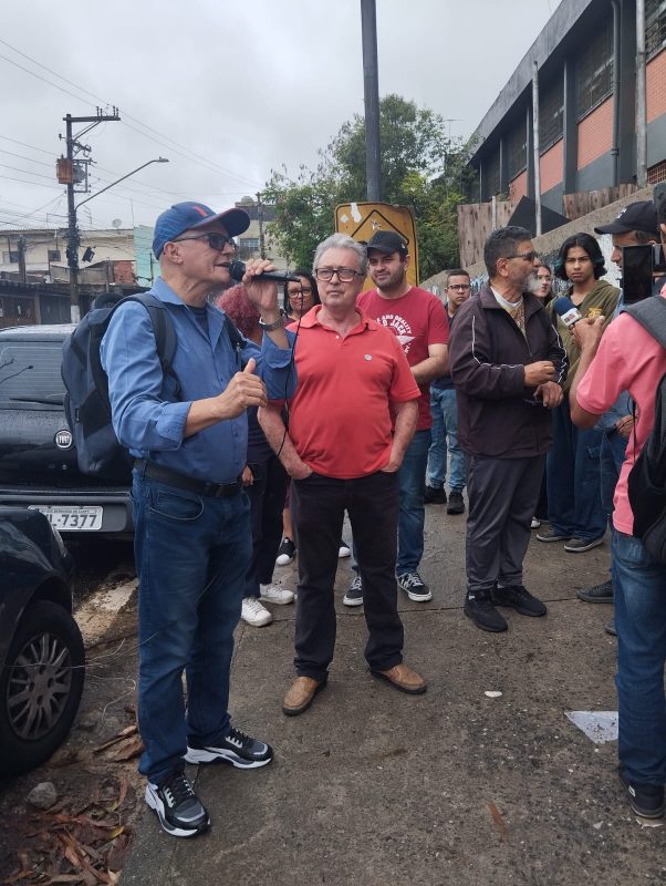 ALUNOS, PAIS E PROFESSORES PROTESTAM CONTRA FECHAMENTO DO PERÍODO NOTURNO EM ESCOLA ESTADUAL DO JARDIM NAZARETH