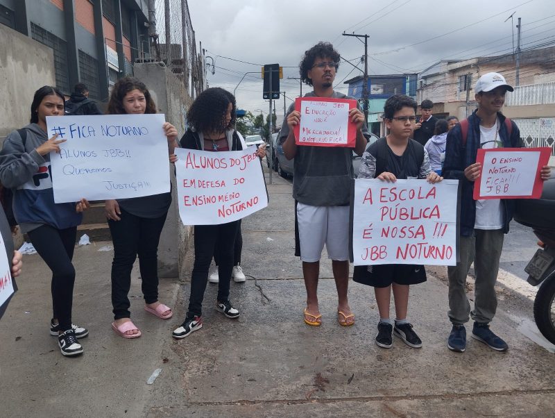 ALUNOS, PAIS E PROFESSORES PROTESTAM CONTRA FECHAMENTO DO PERÍODO NOTURNO EM ESCOLA ESTADUAL DO JARDIM NAZARETH