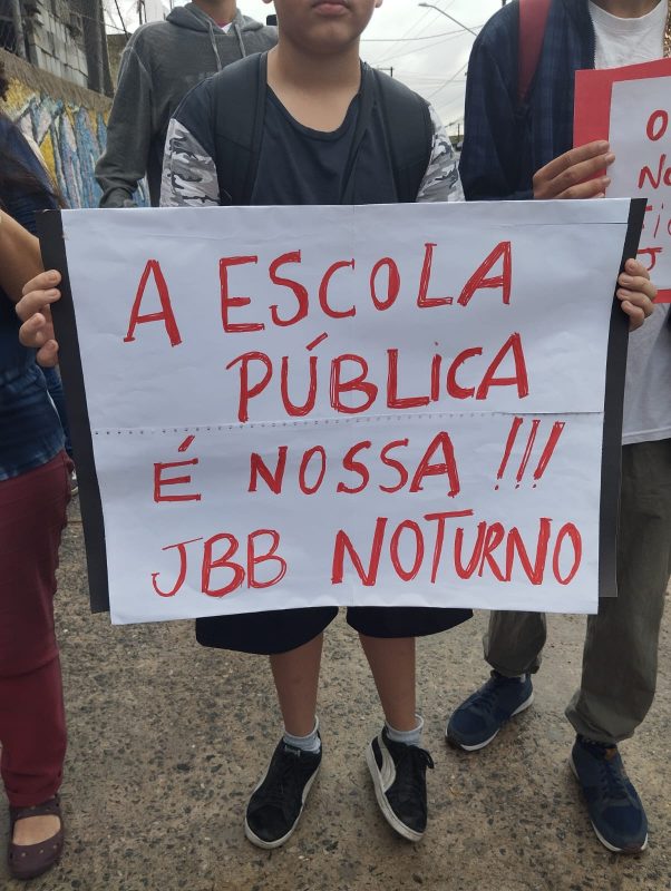 ALUNOS, PAIS E PROFESSORES PROTESTAM CONTRA FECHAMENTO DO PERÍODO NOTURNO EM ESCOLA ESTADUAL DO JARDIM NAZARETH