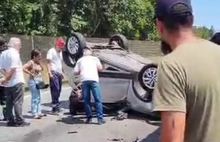 VEÍCULO CAPOTA NO KM 34 DA ANCHIETA E GERA BLOQUEIO E CONGESTIONAMENTO