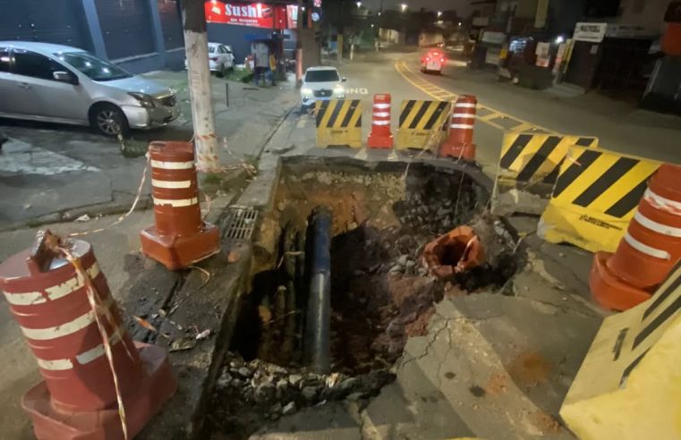 BURACO GIGANTE NA ESTRADA DOS CASA PREOCUPA MORADORES; SABESP PROMETE SOLUÇÃO