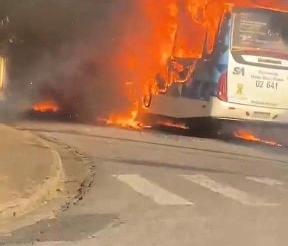 ÔNIBUS É INCENDIADO DURANTE PROTESTO EM SANTO ANDRÉ