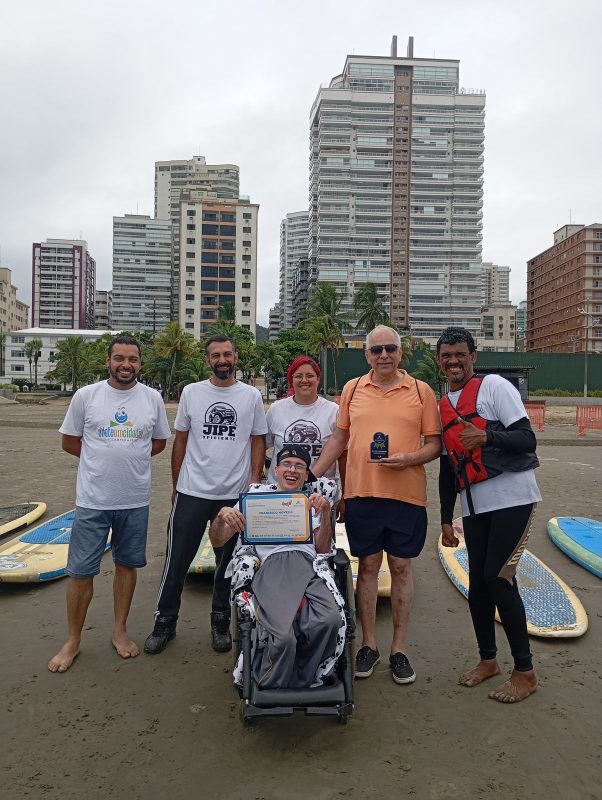 ONG DE SÃO BERNARDO PROMOVE INCLUSÃO AO LEVAR PESSOAS COM DEFICIÊNCIA PARA SURFAR