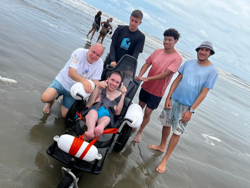ONG DE SÃO BERNARDO PROMOVE INCLUSÃO AO LEVAR PESSOAS COM DEFICIÊNCIA PARA SURFAR