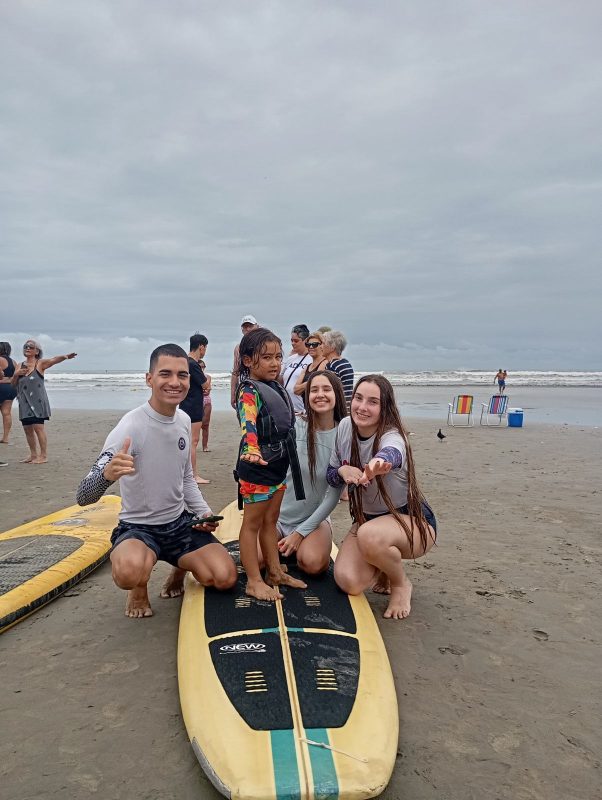 ONG DE SÃO BERNARDO PROMOVE INCLUSÃO AO LEVAR PESSOAS COM DEFICIÊNCIA PARA SURFAR