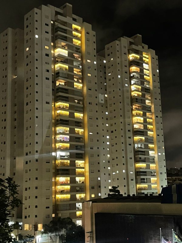 LUZES DE NATAL ILUMINAM 230 APARTAMENTOS NO NOVA PETRÓPOLIS COM DECORAÇÃO PADRONIZADA