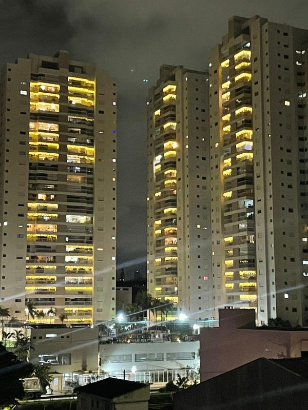 LUZES DE NATAL ILUMINAM 230 APARTAMENTOS NO NOVA PETRÓPOLIS COM DECORAÇÃO PADRONIZADA