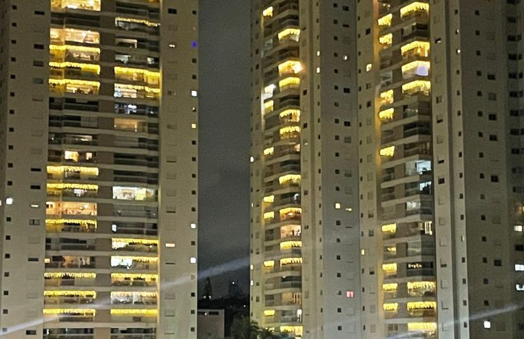 LUZES DE NATAL ILUMINAM 230 APARTAMENTOS NO NOVA PETRÓPOLIS COM DECORAÇÃO PADRONIZADA