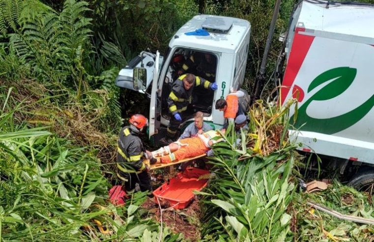 CAMINHÃO DE COLETA DE LIXO CAI NO BARRANCO E CAPOTA EM RIO GRANDE DA SERRA